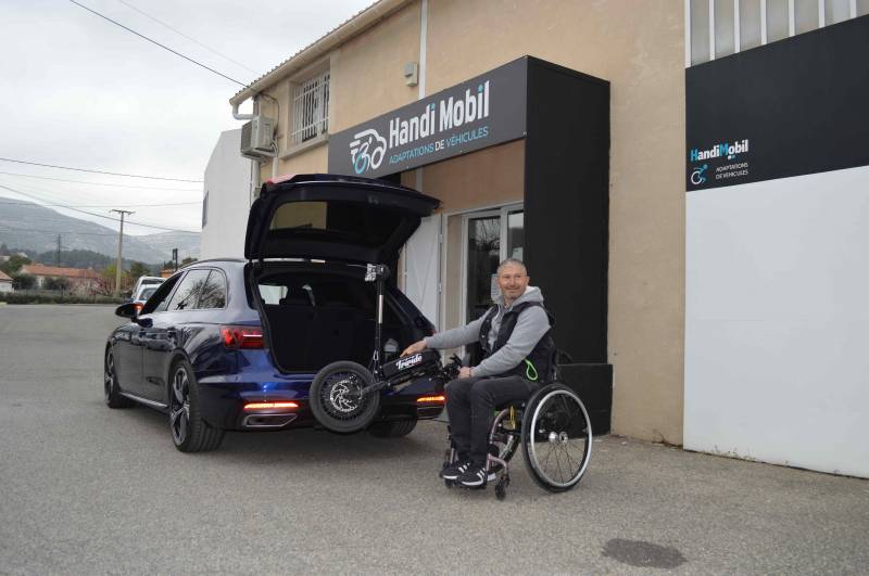HANDI MOBIL aide au transfert pour personne paraplegique du Triride sur Marseille dans le coffre 