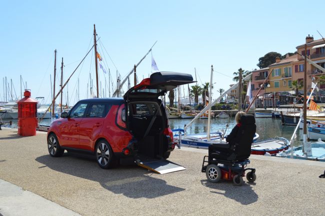 Mobilité accessibilité personne en situation de handicap et conduite : c'est possible grâce à Handi Mobil et sa Kia Soul Emotion