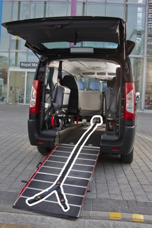 rampe d'accès arrière du véhicule pour facilter le transport de personnes en situation de handicap