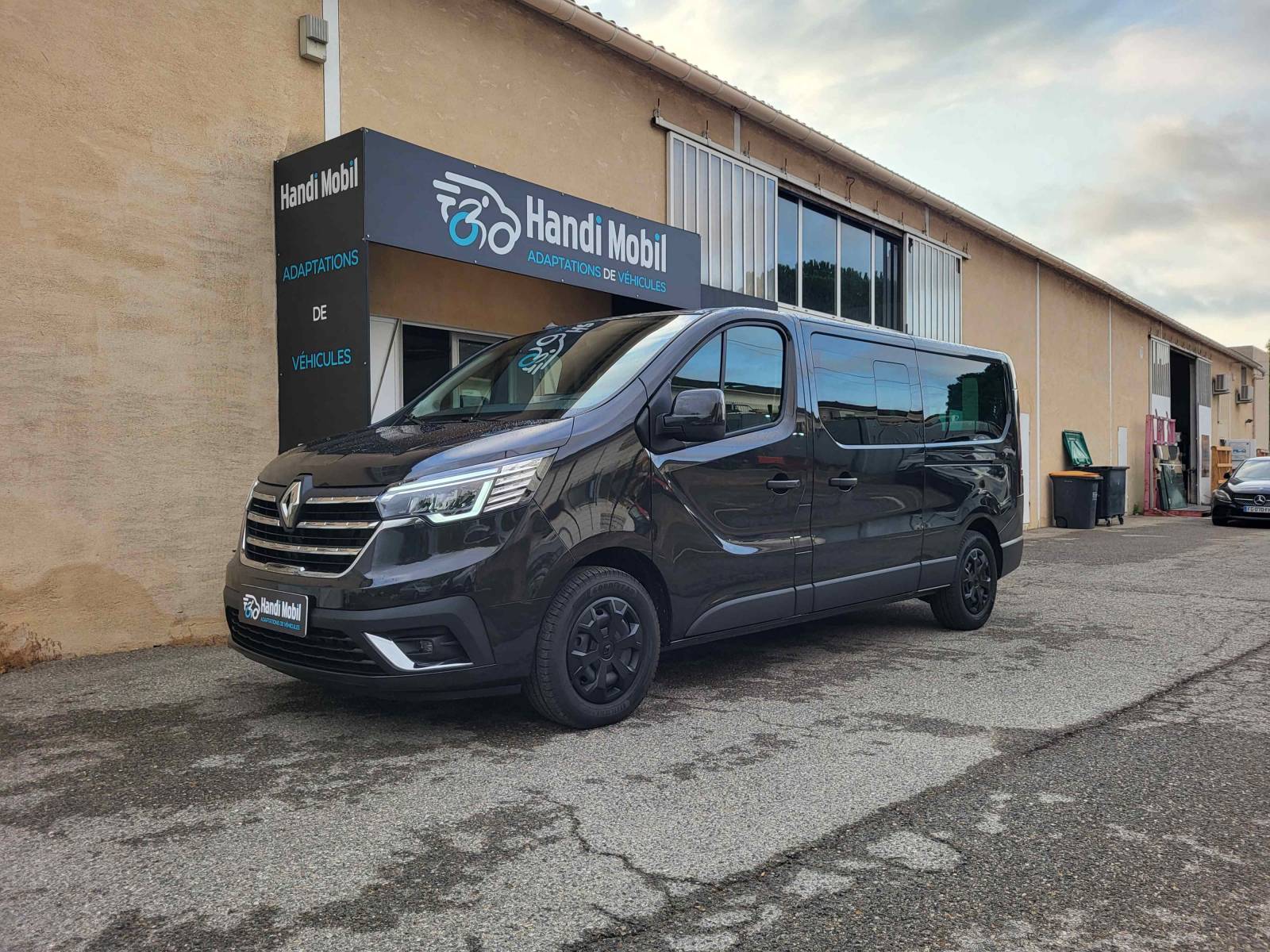 RENAULT TRAFIC en boite automatique 2.0 L 150 chevaux non transformé pour personne handicapée TPMRsur Marseille  dans les Bouches du Rhône.