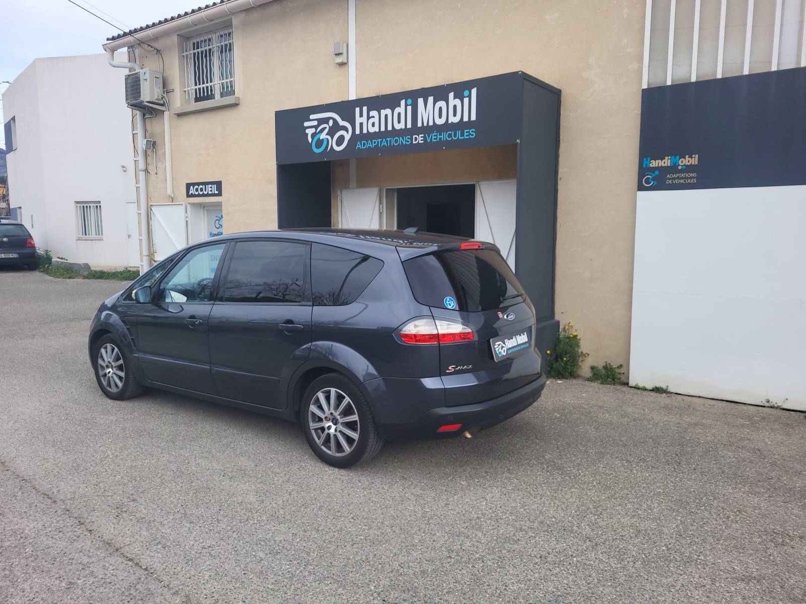 FORD S-MAX 2.3 160 CH adaptéé avec commandes de conduite à la main au volant pour personne handicapée sur Marseille dans les Bouches du Rhône