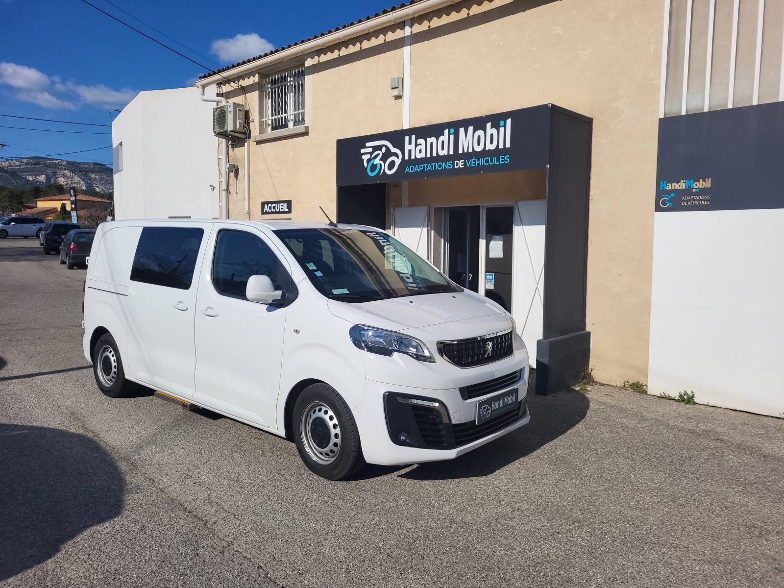 PEUGEOT EXPERT 2021 transformé pour le transfert d'une personne handicapée sur Marseille dans les Bouches du Rhône