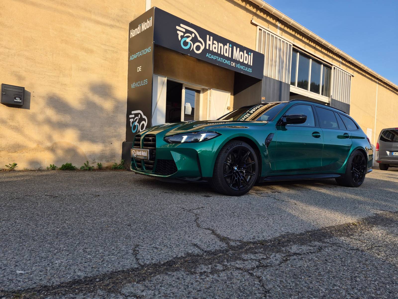 Aménagement de BMW M3 pour personne handicapée paraplégique avec accélérateur et frein au volant sur Marseille