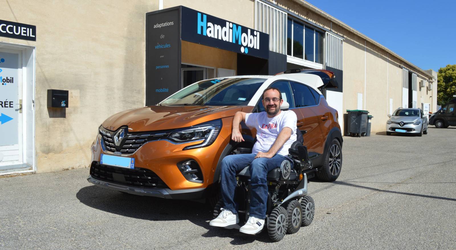 HANDI MOBIL VEHICULE QUE L ON PEUT CONDUIRE EN FAUTEUIL ROULANT SUD FRANCE RENAULT CAPTUR KIVI