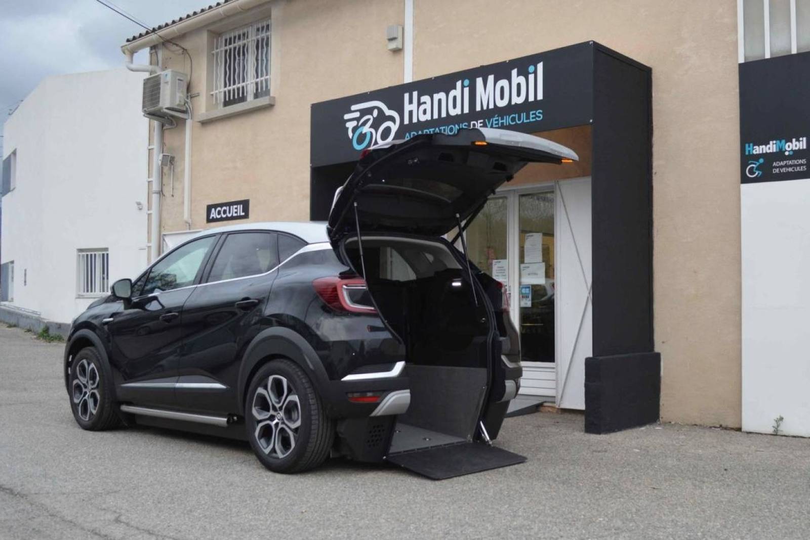 RENAULT KIVI CAPTUR POUR CONDUITE EN FAUTEUIL ROULANT OU TPMR EN RANG 1 PASSAGER