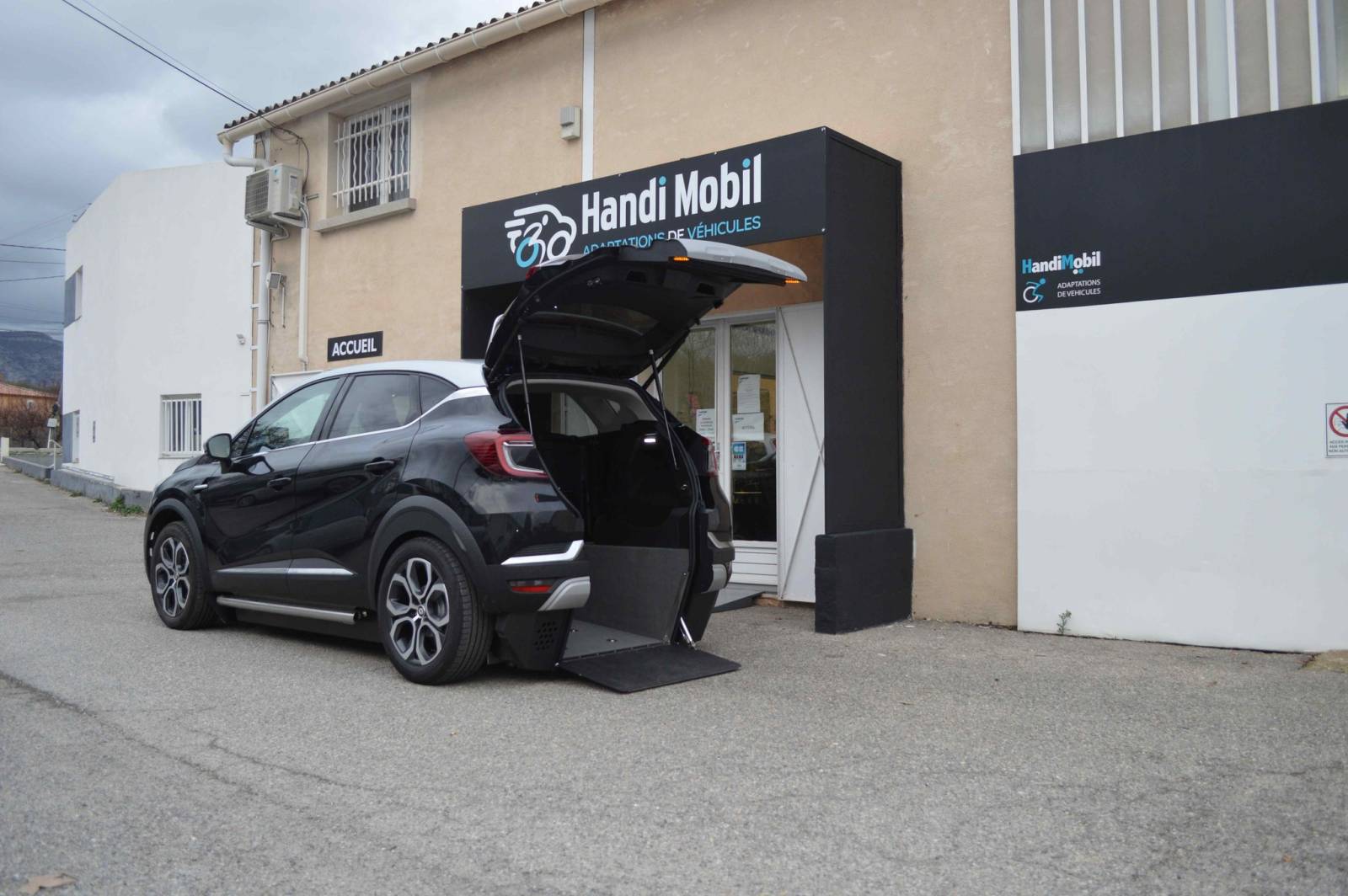 HANDI MOBIL voiture pour handicape qui veulent conduire en fauteuil roulant