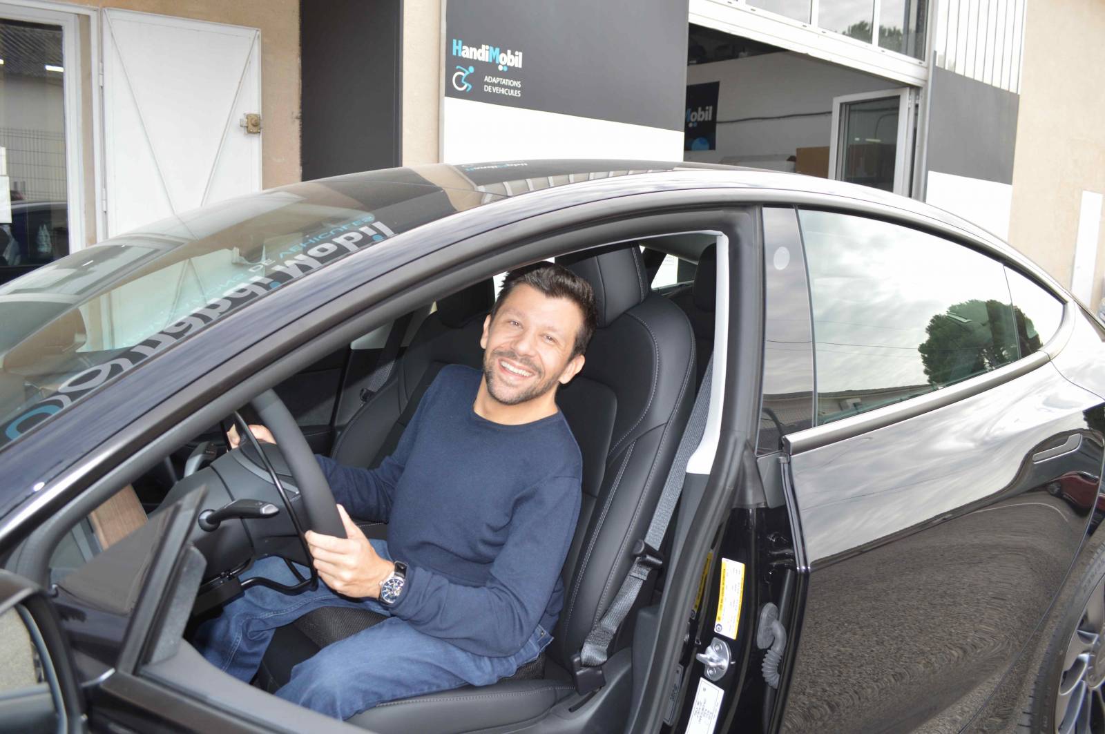 HANDI MOBIL ACCELRATAUR PAR CELCEL K6 ET LEVIER DE FREIN SUR TESLA 3 MARSEILLE