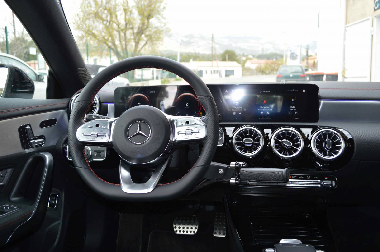 HANDI MOBIL MERCEDES CLA ADAPTEE POUR PERSONNE HANDICAPEE COMBINE BAISSER POUSSER TETRAPLEGIQUE MARSEILLE BOUCHES DU RHONE REGION PACA