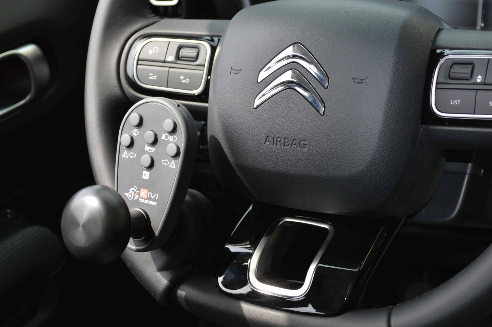 HANDI MOBIL télécommande au volant multifonctions pour personne amputée hemiplegique marseille region paca bouches du rhone