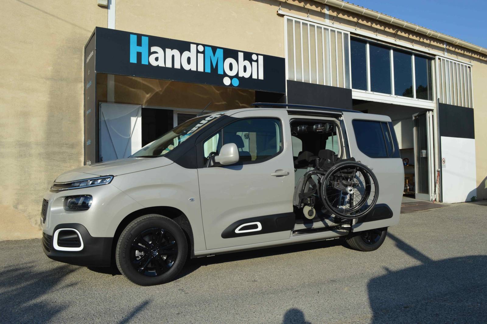 Installation de treuil pour chargement de fauteuil roulant dans un véhicule Marseille Bouches-du-Rhône 13