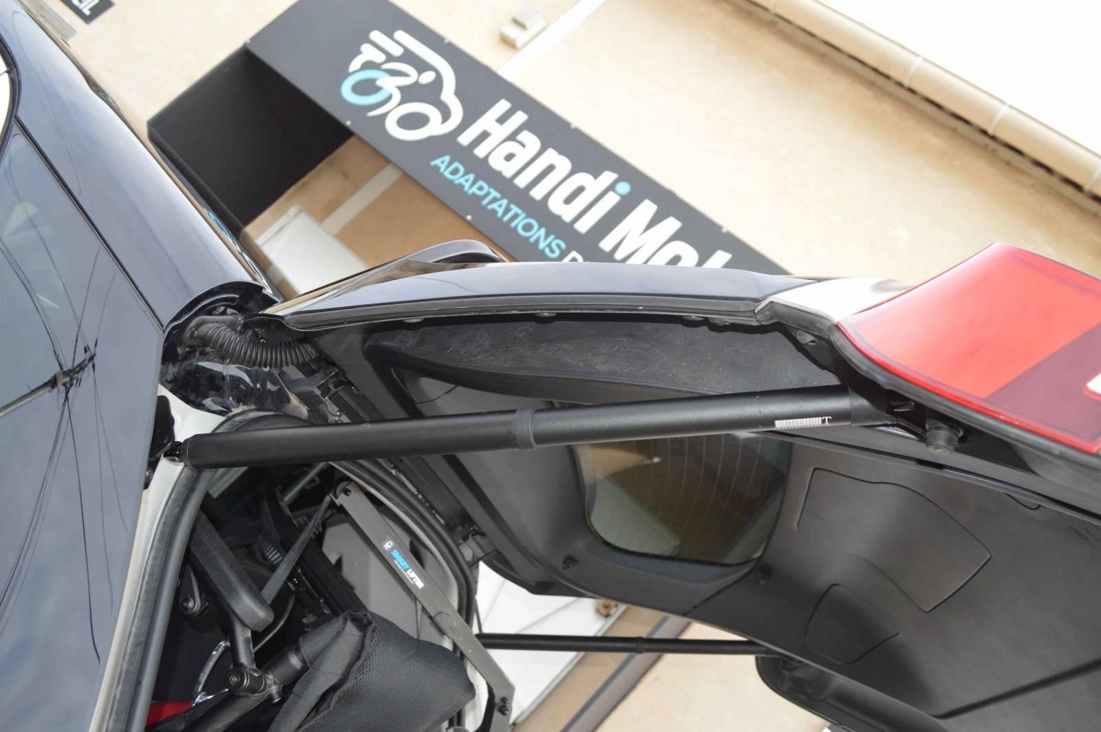 Motorisation de hayon sur CITROEN C4 PICASSO - SPACE TOURER avec vérins électriques afin d'automatiser le coffre sur Marseille dans les Bouches du Rhône