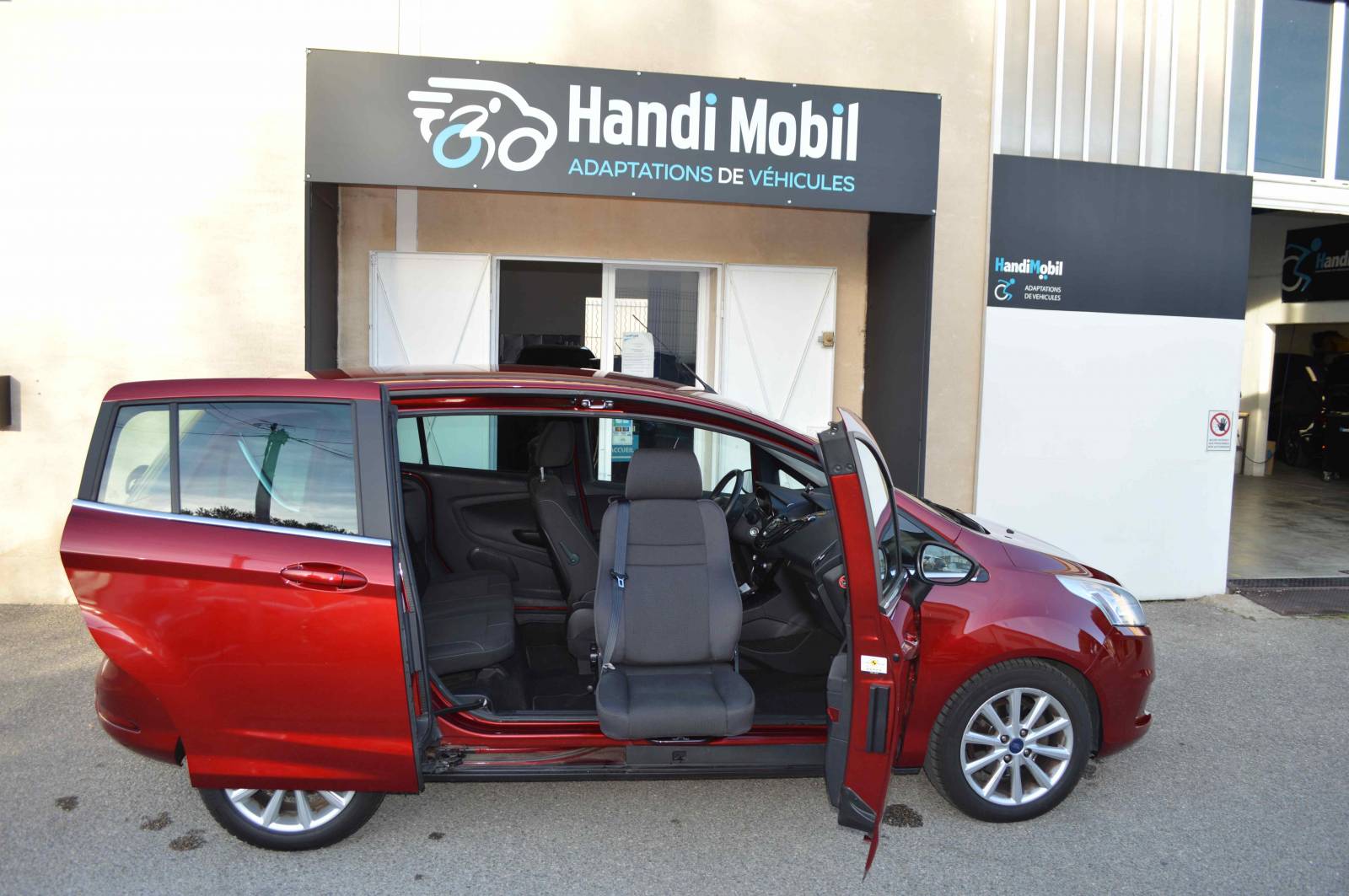TURNOUT BIS - Adaptation de siège pivotant sortant pour le transfert de personnes handicapées sur FORD B-MAX à Marseille dans les Bouches du Rhône.