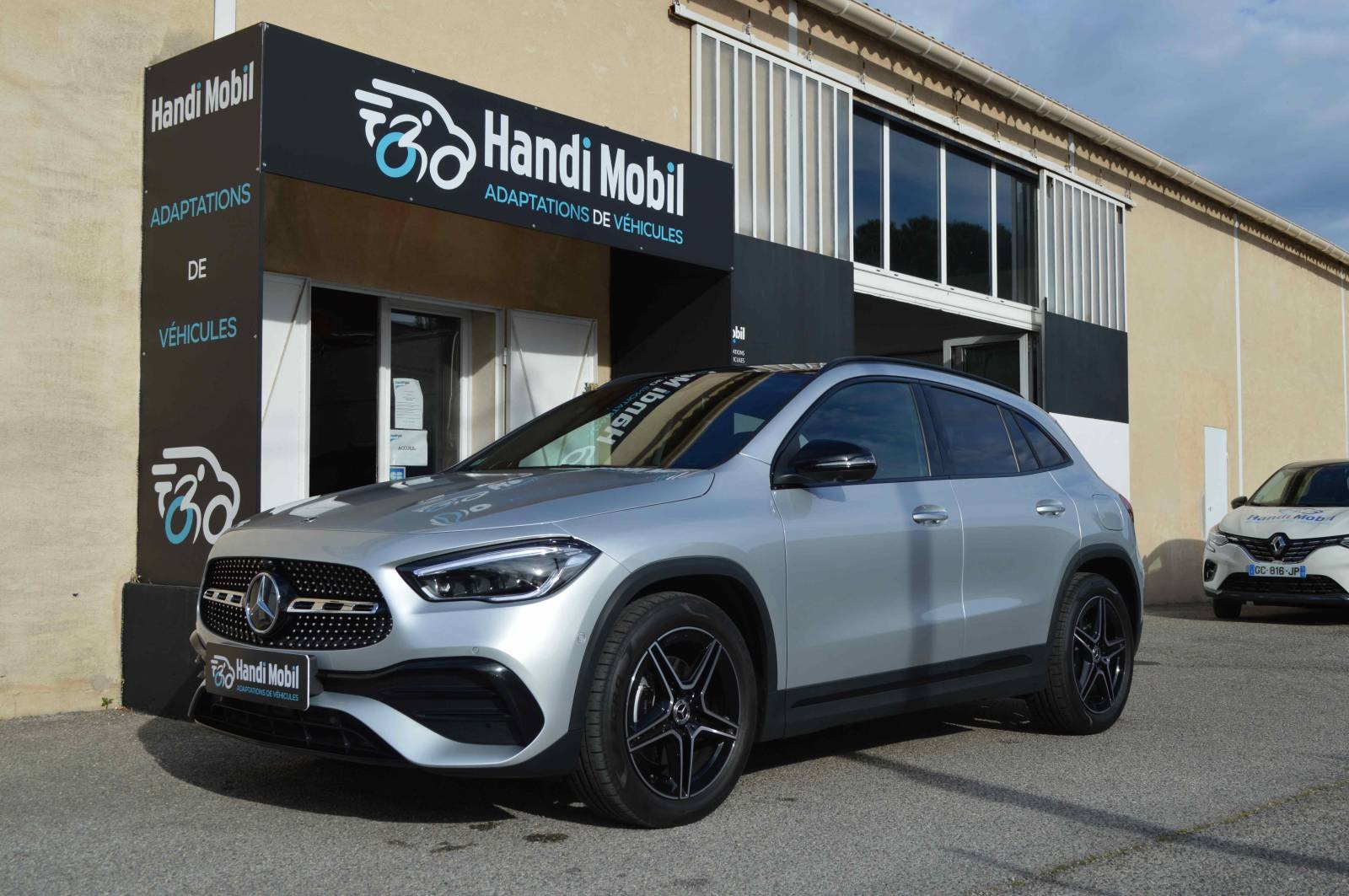 Équipement d'aide à la conduite pour personne tétraplégique sur MERCEDES GLA à Marseille dans les Bouches du Rhône