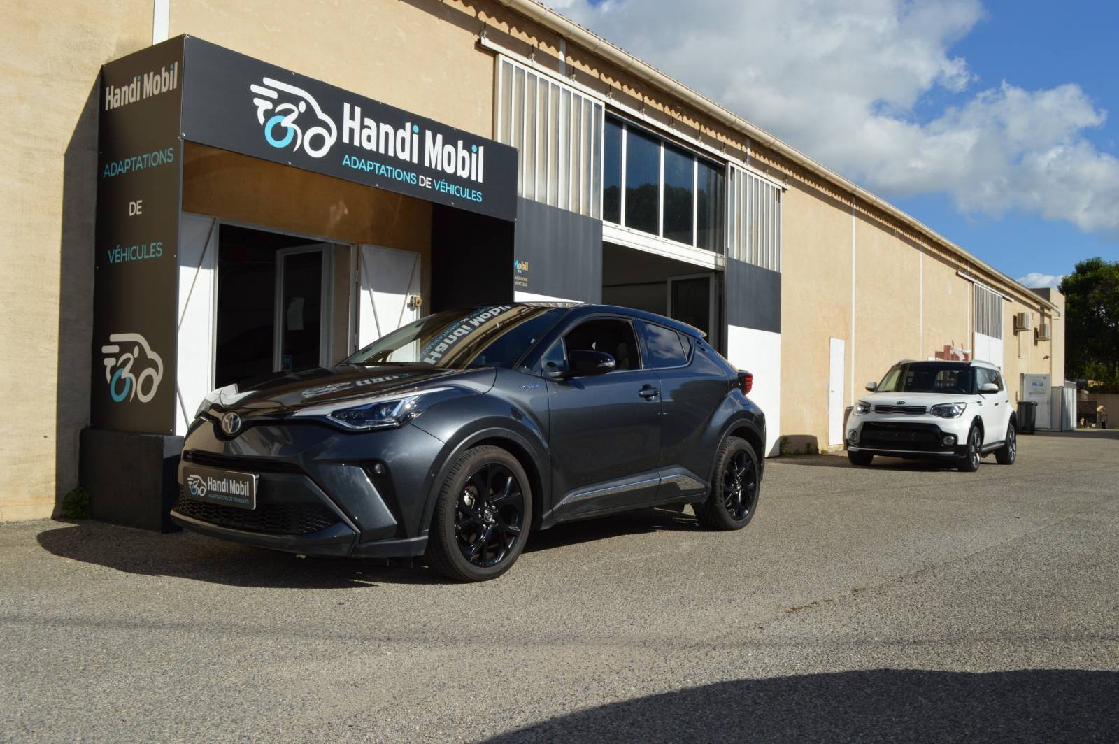 TOYOTA C-HR équipée avec système d'ouverture et fermeture électrique du coffre ou malle par vérins spécifiques dans les Bouches du Rhône