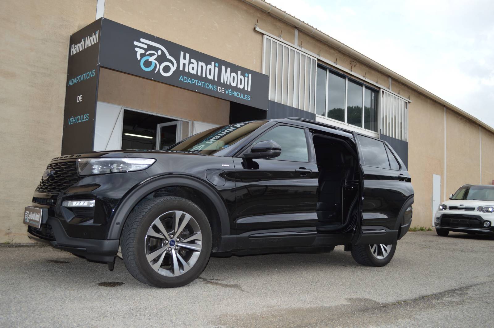  HANDI MOBIL adaptation de porte escamotable sur FORD EXPLORER MARSEILLE TOULON