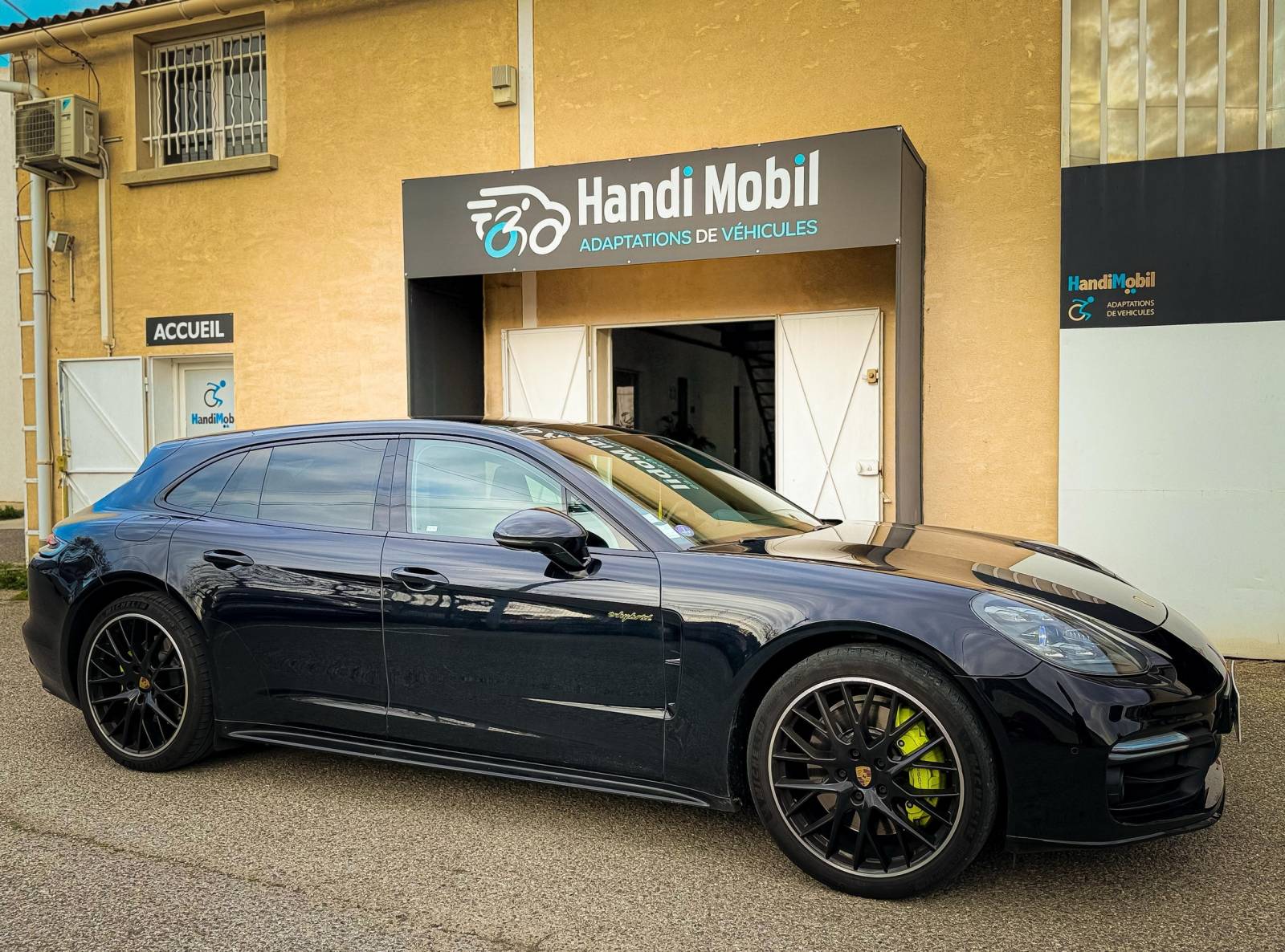 PORSCHE PANAMERA HYBRIDE 462 CH adaptée pour personne paraplégique ou tétraplégique handicapée sur Marseille dans les Bouches du Rhône