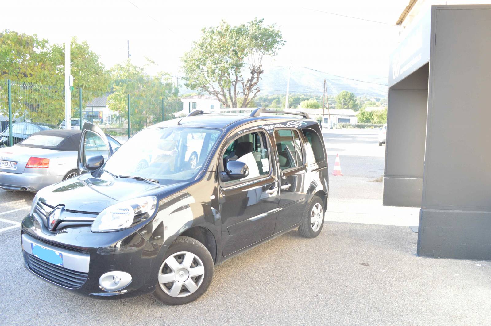 HANDI MOBIL RENAULT KANGOO ADAPTEE POUR TRANSFERT PERSONNE HANDICAPEE SUR MARSEILLE BOUCHES DU RHONE