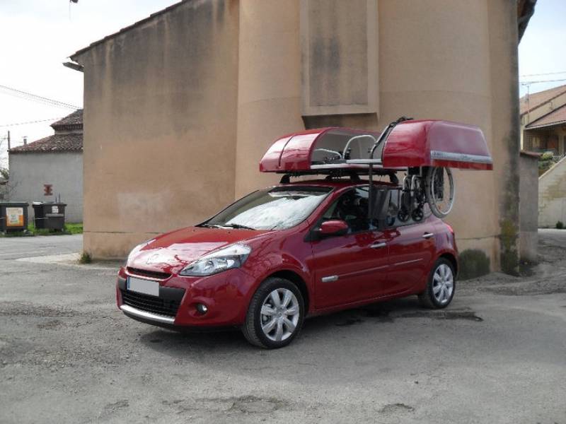 Aménagement voiture avec coffre de toit pour chargement d'un fauteuil roulant manuel pliable