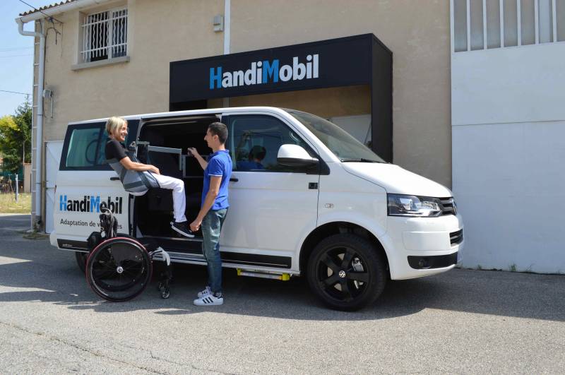 HANDI MOBIL SOULEVE PERSONNE POUR VEHICULE HANDICAPE PERSONNE MOBILITE REDUITE FAOURGON VAN HAUT MARSEILLE BOUCHES DU RHONE