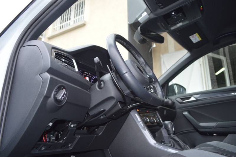 ACCELERATEUR AU VOLANT PAR PALETTES ELECTRONIQUES SUR VOLKSWAGEN T-ROC POUR PARAPLEGIQUE SUR MARSEILLE