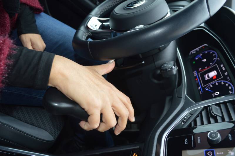 HANDI MOBIL PARAPLEGIQUE QUI ACCELERE A LA MAIN PALETTES SOUS LE VOLANT MARSEILLE