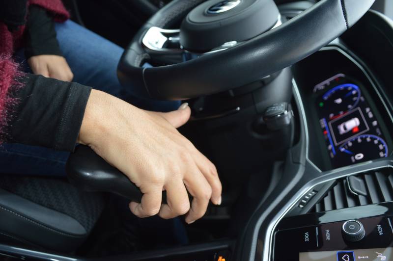 HANDI MOBIL ACCELERER AVEC LES DOIGTS PALETTES SOUS LE VOLANT HANDICAPES MARSEILLE