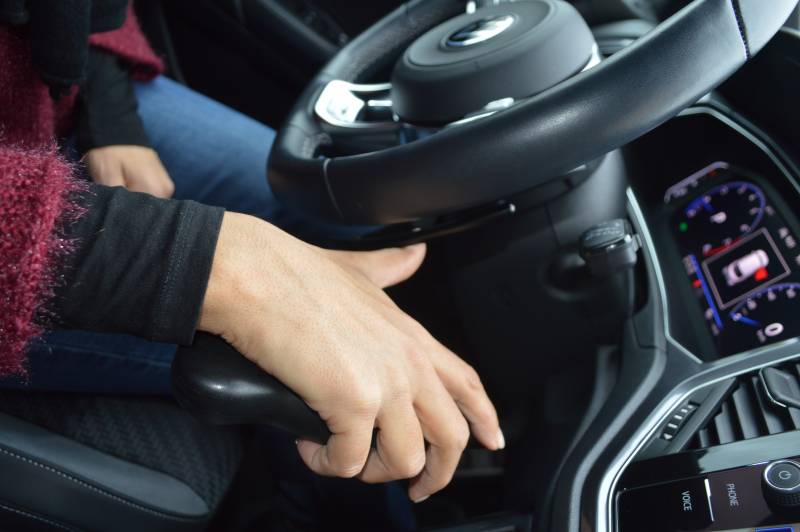 HANDI MOBIL ACCELERATEUR AI DE A LA CONDUITE A LA MAIN PAR PALETTES SOUS LE VOLANT SUR MARSEILLE