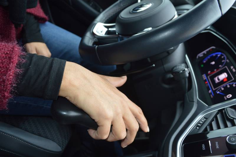 HANDI MOBIL ACCELERATEUR A LA MAIN PAR PALETTES SOUS LE VOLANT DISCRET POUR PARAPLEGIQUE MARSEILLE 