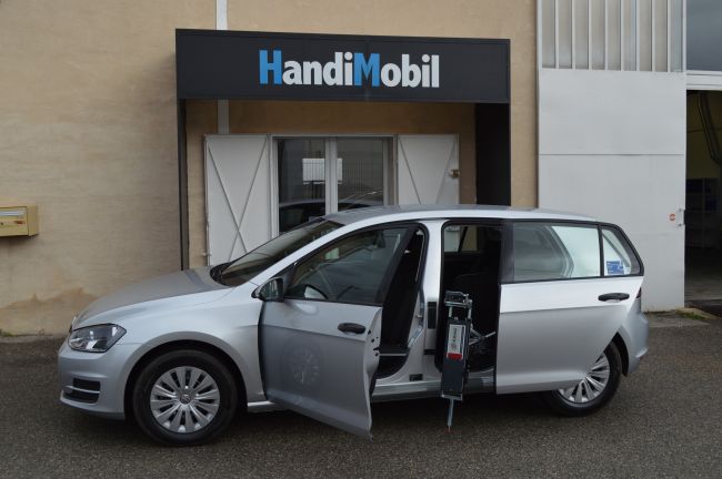 Portière rendue escamotable coulissante afin de rendre possible et facile le chargement du fauteuil roulant dans la voiture