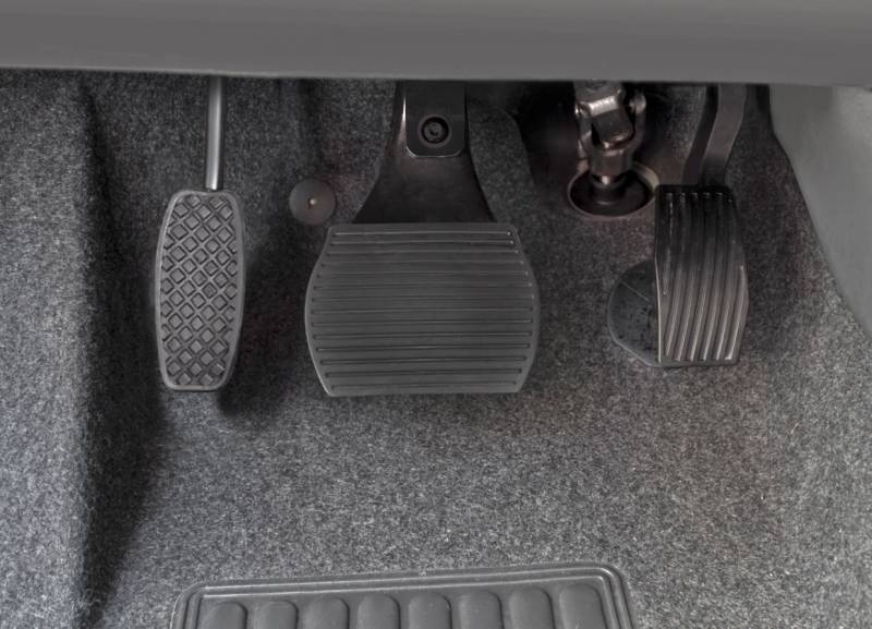 Pédale d'accélération à gauche modèle électronique sans aucune manipulation, simplement un interrupteur à activer ou désactiver pour choisir la pédale d'accélération fonctionnelle