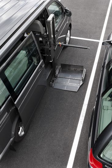 Détail voyager en chaise roulante en voiture Volkswagen